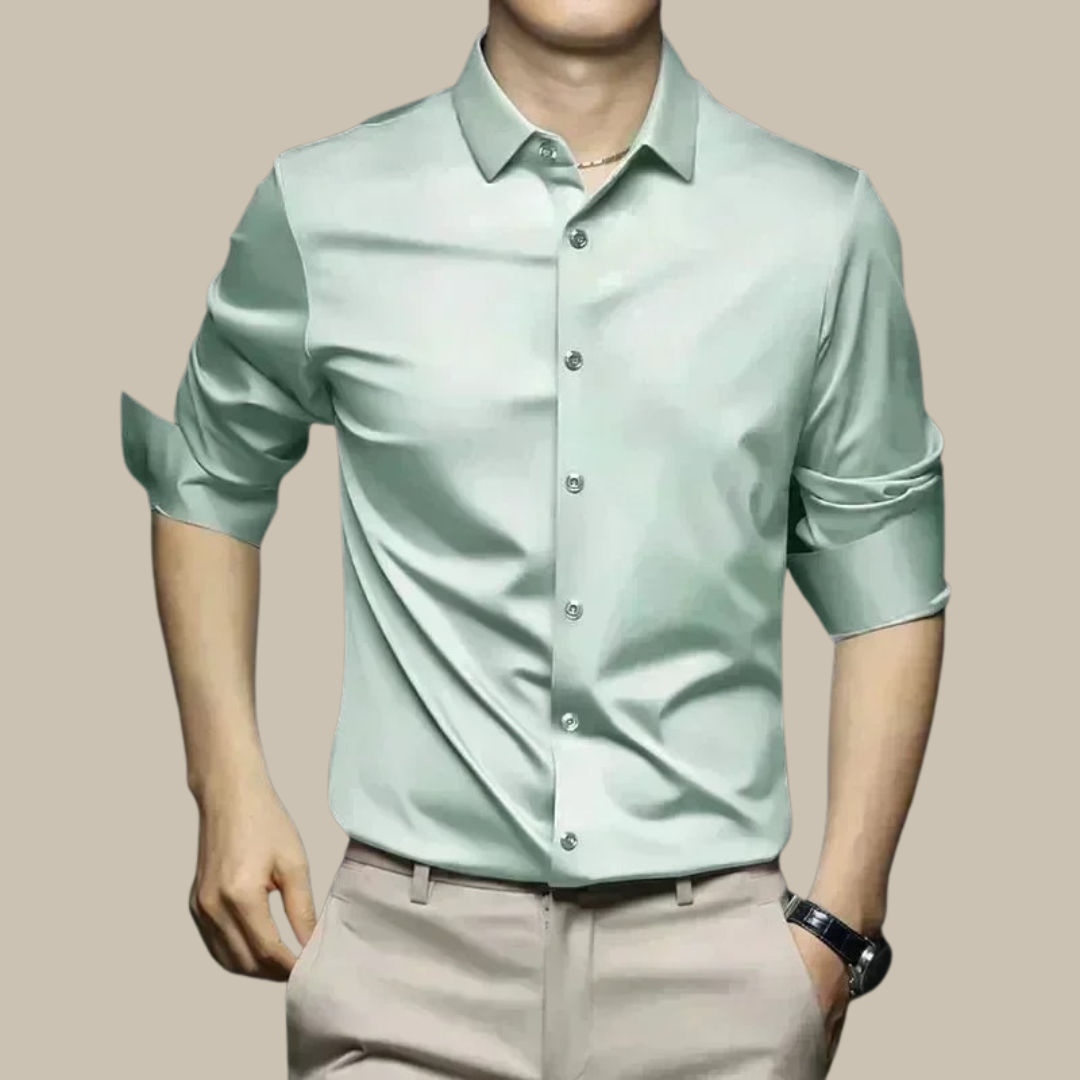 Elegantes Herren-Seidenhemd in blau, mit Knopfleiste, in schlichtem, lässigem Design, perfekt für stilvolle Anlässe.