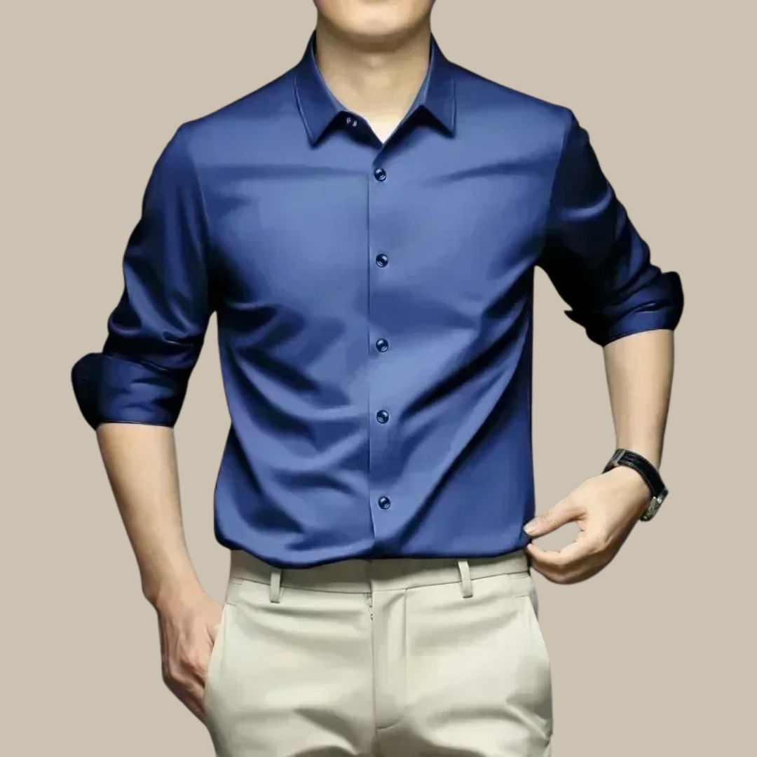 Elegantes Herren-Seidenhemd in blau, mit Knopfleiste, in schlichtem, lässigem Design, perfekt für stilvolle Anlässe.