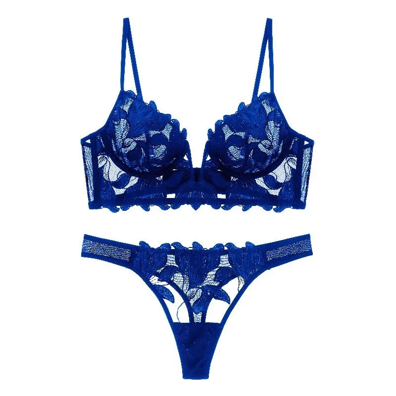 Elegantes Lingerie-Set aus zarter Spitze mit Blumenmuster, sinnlich und bequem, perfekt für Alltag und besondere Anlässe.