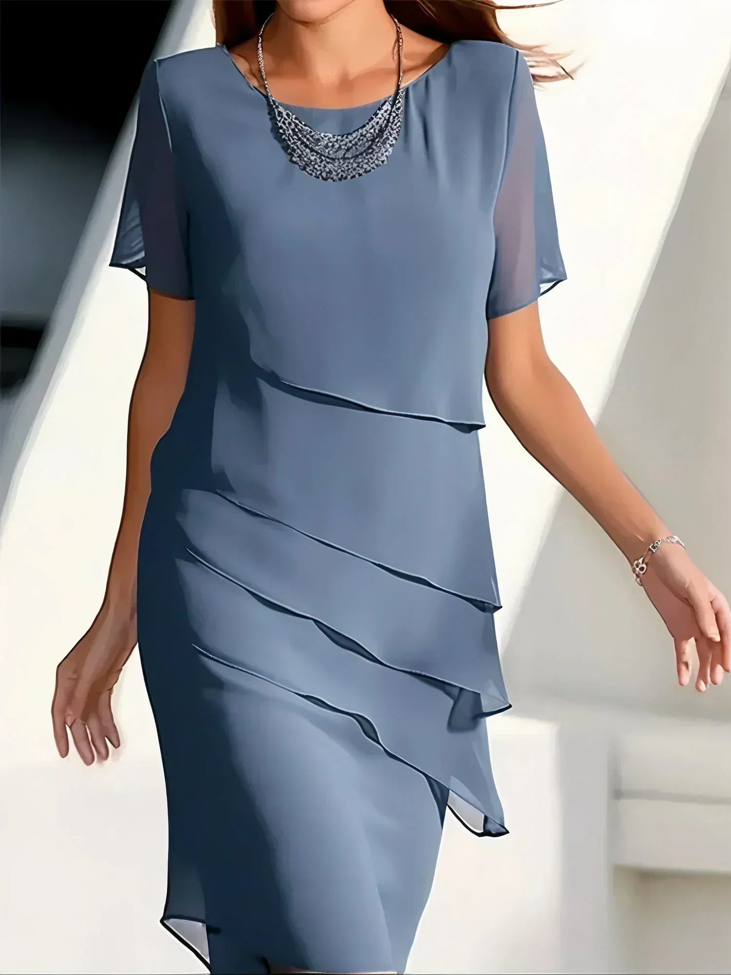 "Elegantes, schlankmachendes Maxikleid für Damen in edlen Farben, ideal für anspruchsvolle Anlässe und täglichen Stil."