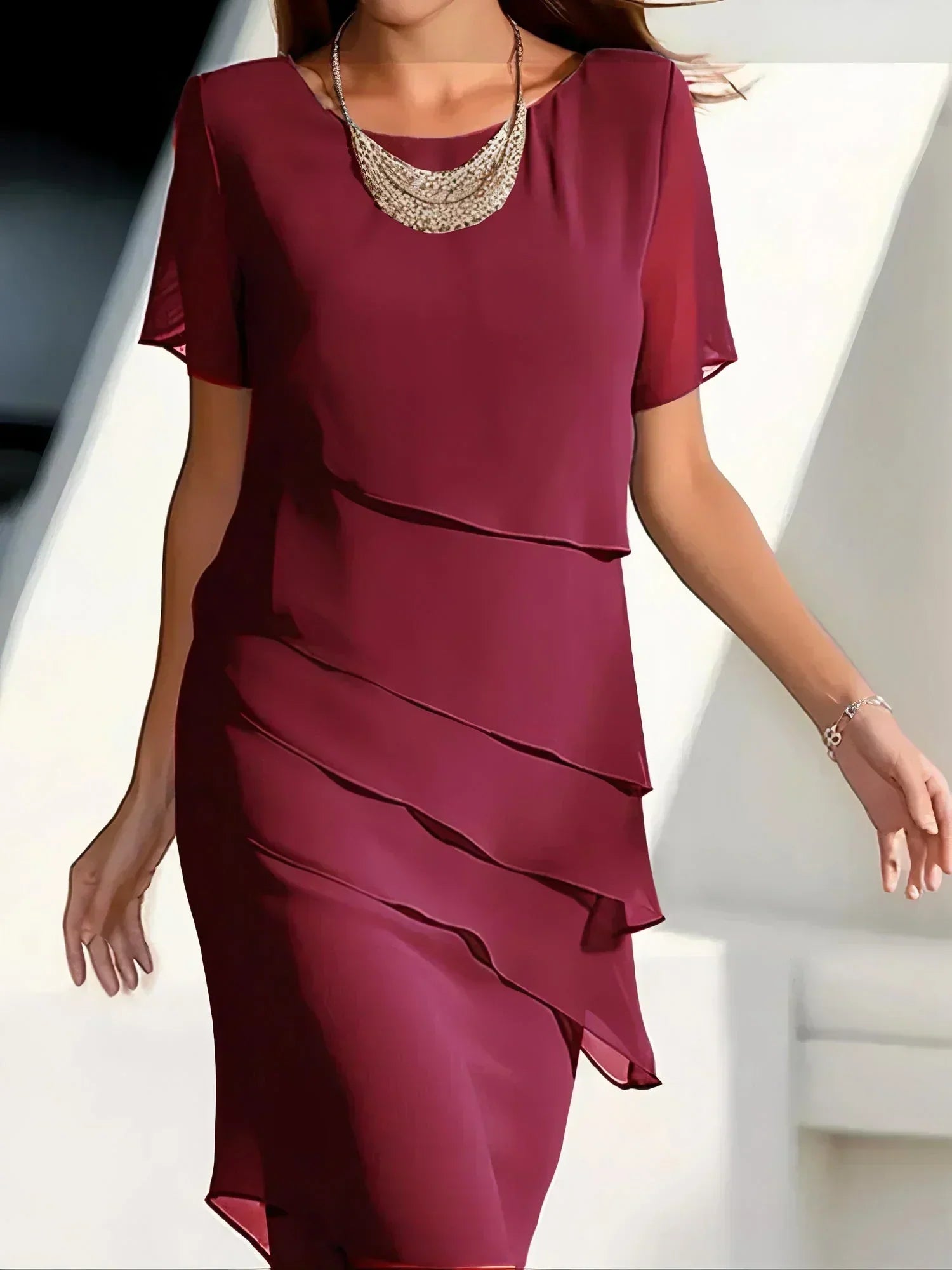"Elegantes, schlankmachendes Maxikleid für Damen in edlen Farben, ideal für anspruchsvolle Anlässe und täglichen Stil."