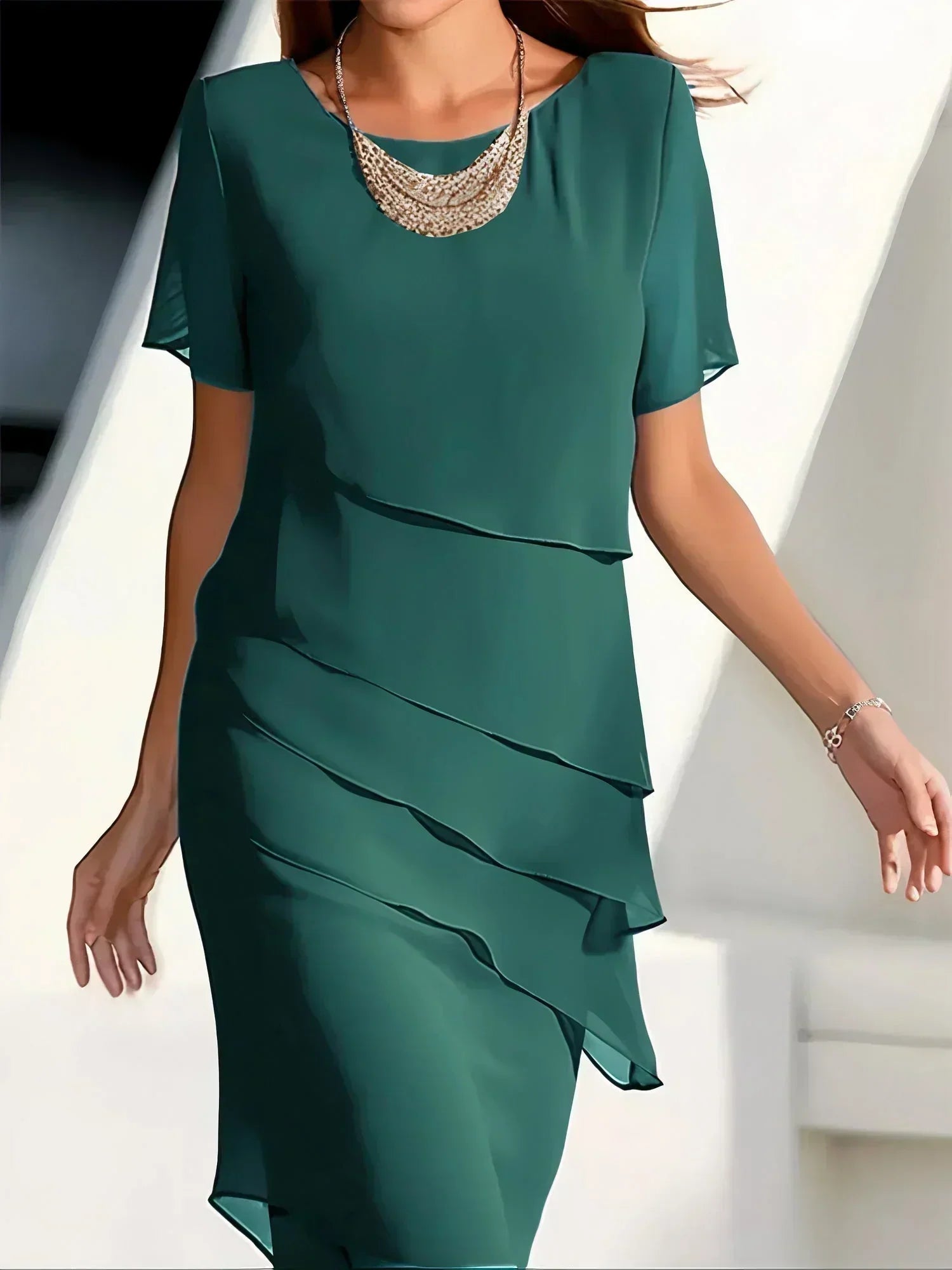 "Elegantes, schlankmachendes Maxikleid für Damen in edlen Farben, ideal für anspruchsvolle Anlässe und täglichen Stil."