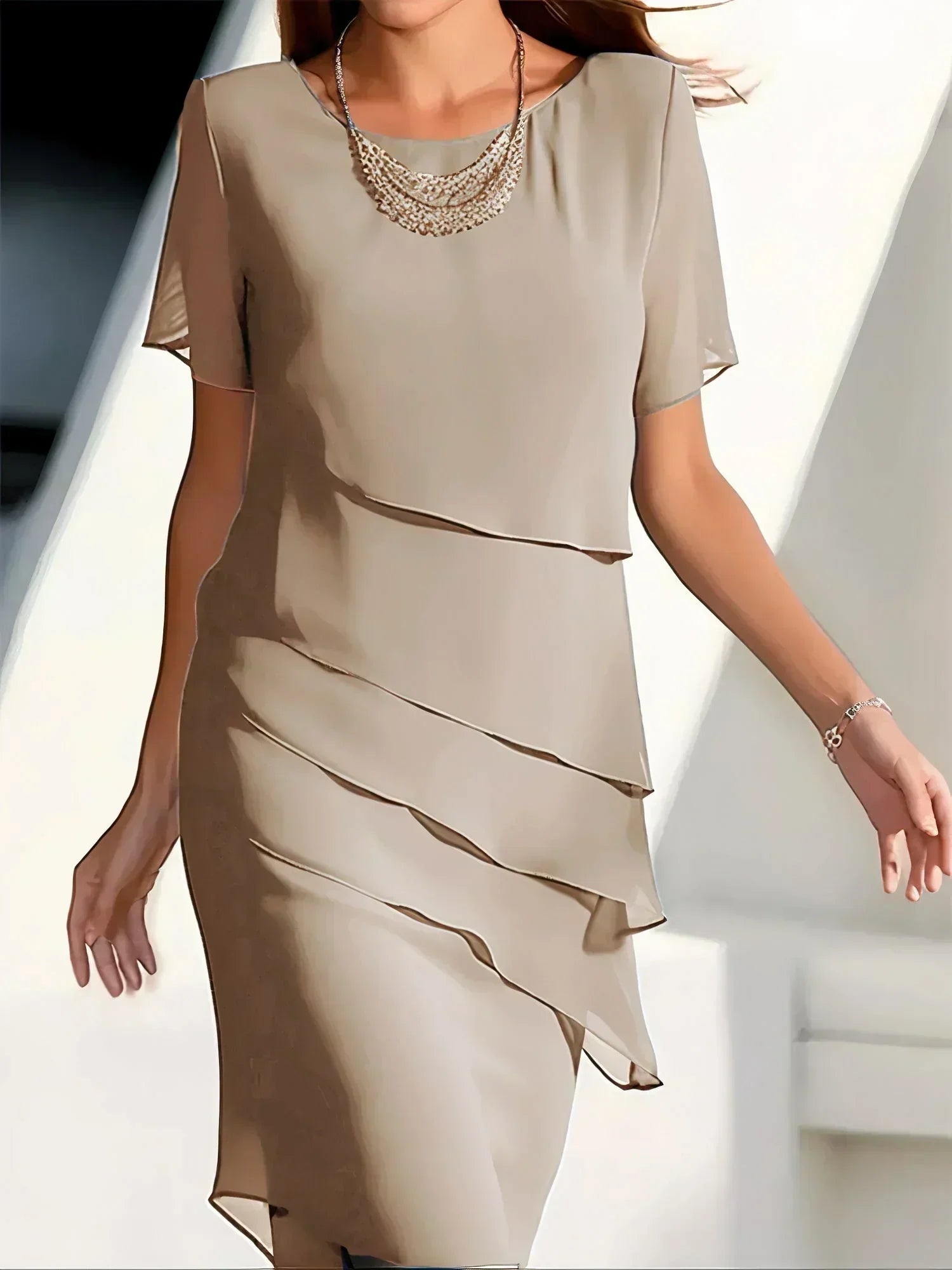 "Elegantes, schlankmachendes Maxikleid für Damen in edlen Farben, ideal für anspruchsvolle Anlässe und täglichen Stil."