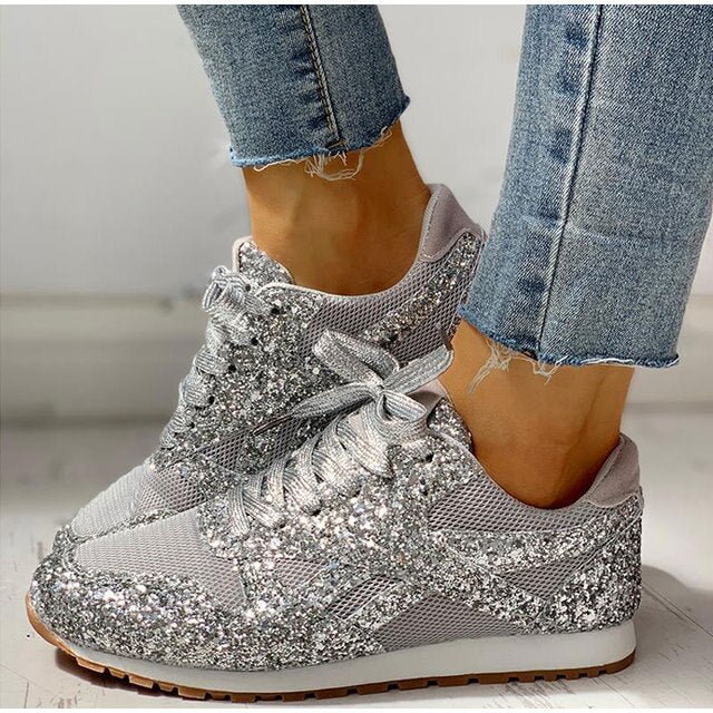 Glitzernde Damen Sneakers mit funkelnden Akzenten, ideal für Partys; bequemer Tragekomfort und modernes Design.
