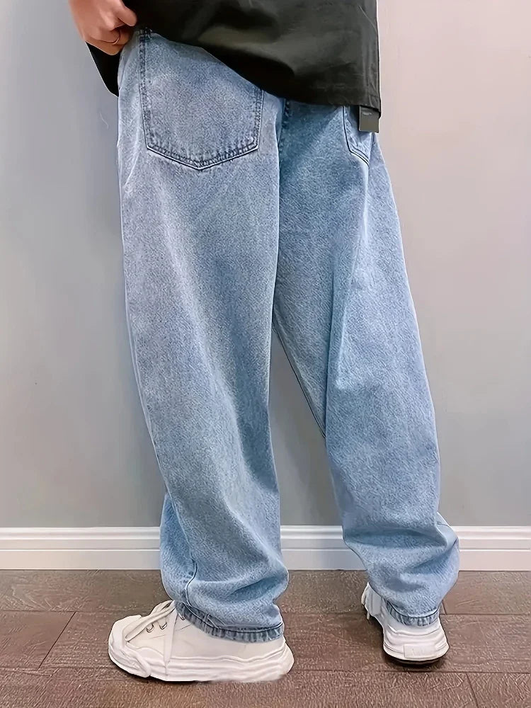 "Herren Baggy Jeans in Übergröße, lockerer Schnitt, hellblauer Farbton, vielseitig kombinierbar, Streetwear-Design."