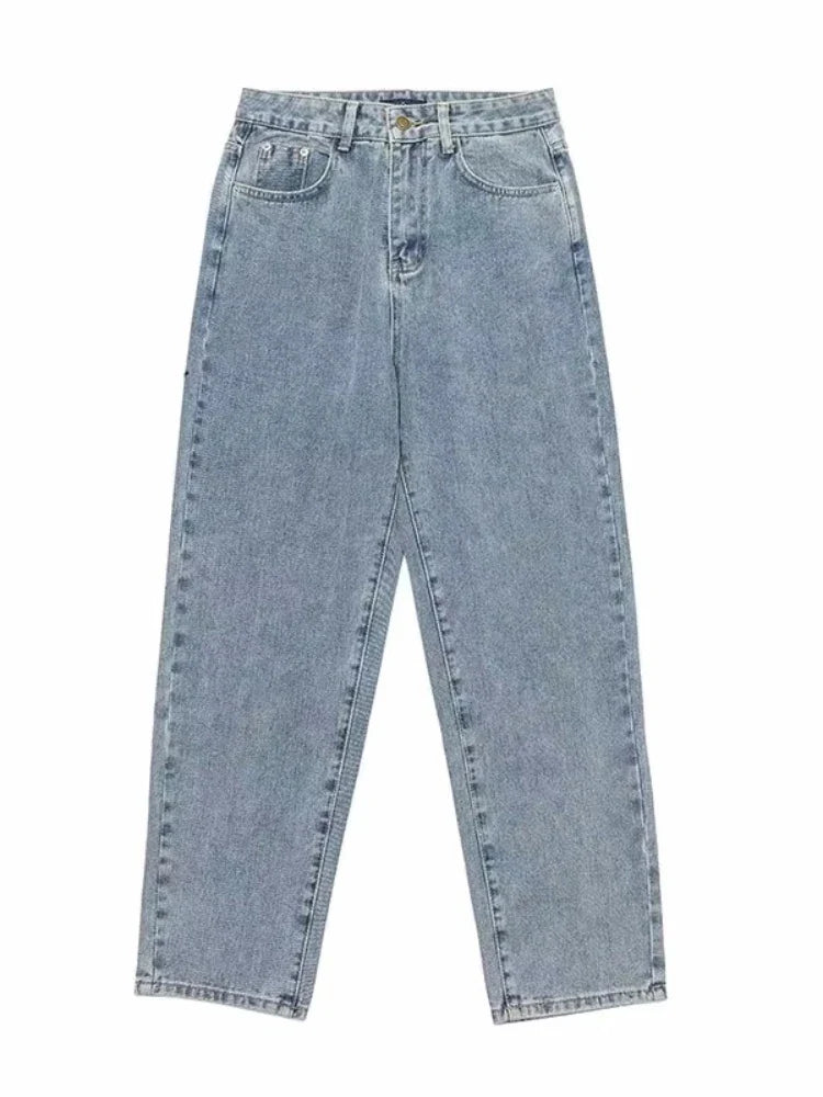"Herren Baggy Jeans in Übergröße, lockerer Schnitt, hellblauer Farbton, vielseitig kombinierbar, Streetwear-Design."