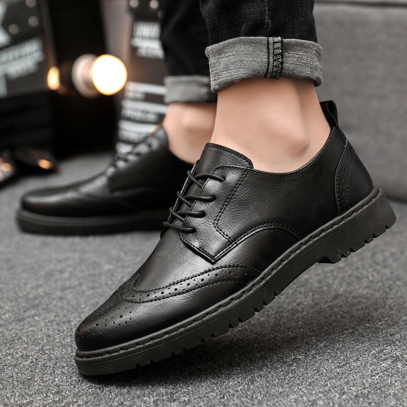 "Herren Brogue-Schnürschuh, Leder, Schwarz-Weiß-Kontrast mit Brogue-Details, eleganter und stilvoller Look"
