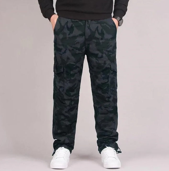 "Herren Cargohose in geradem Schnitt, mehrere Taschen, dunkelgrüne Farbe, ideal für Outdoor-Aktivitäten."