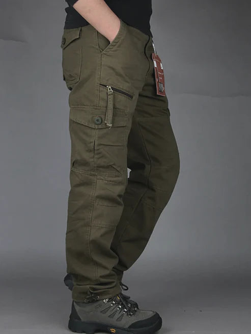 "Herren Cargohose in geradem Schnitt, mehrere Taschen, dunkelgrüne Farbe, ideal für Outdoor-Aktivitäten."