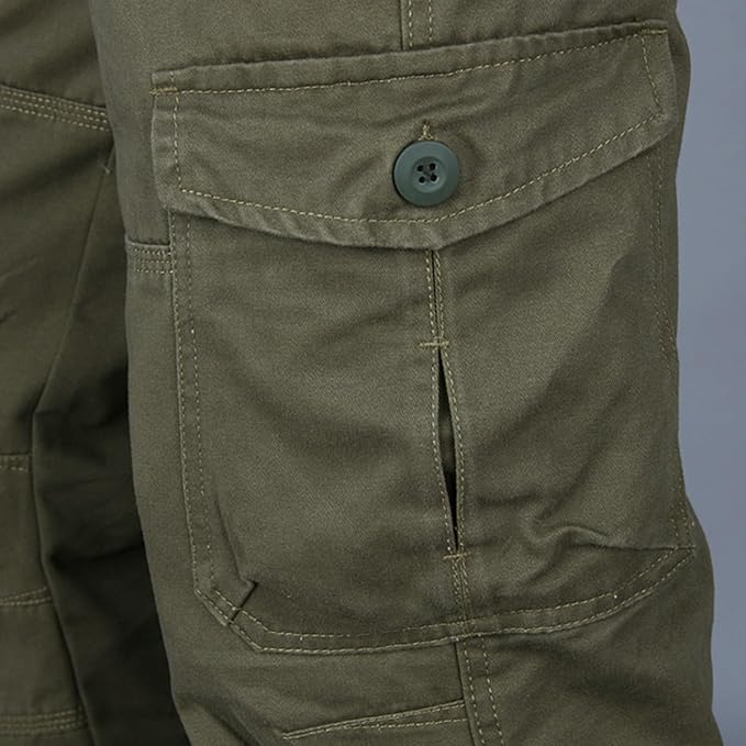"Herren Cargohose in geradem Schnitt, mehrere Taschen, dunkelgrüne Farbe, ideal für Outdoor-Aktivitäten."