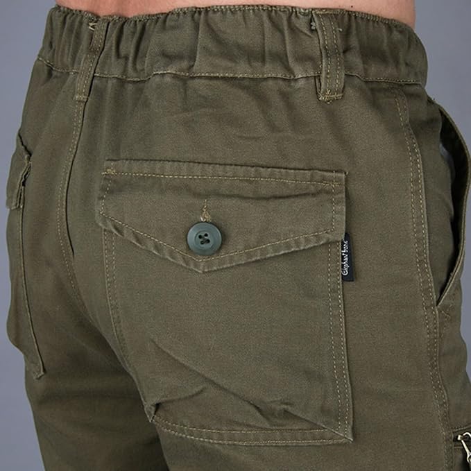 "Herren Cargohose in geradem Schnitt, mehrere Taschen, dunkelgrüne Farbe, ideal für Outdoor-Aktivitäten."