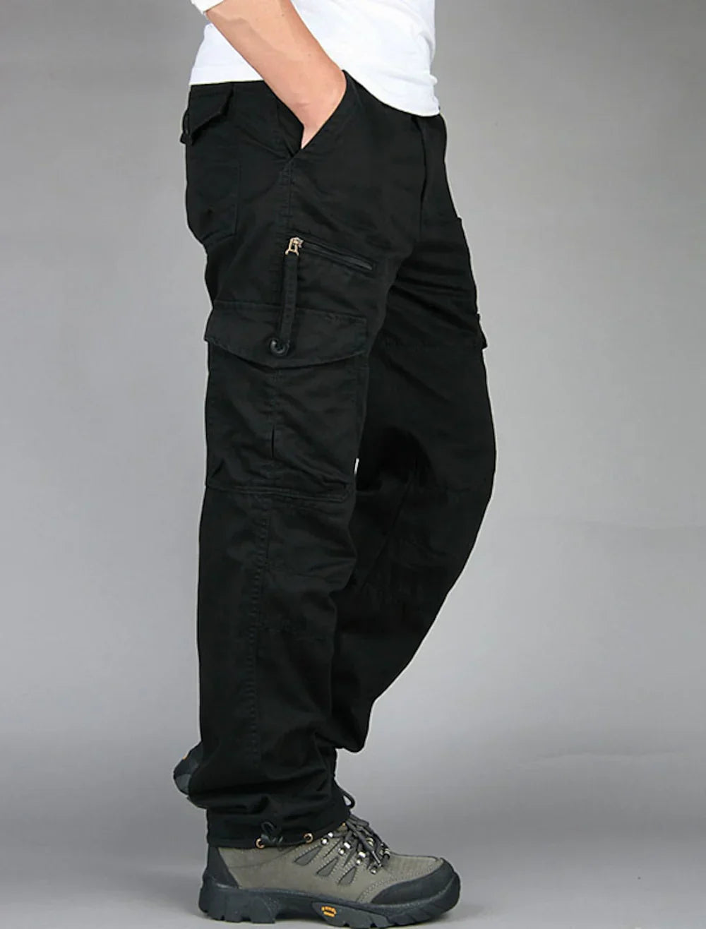 "Herren Cargohose in geradem Schnitt, mehrere Taschen, dunkelgrüne Farbe, ideal für Outdoor-Aktivitäten."