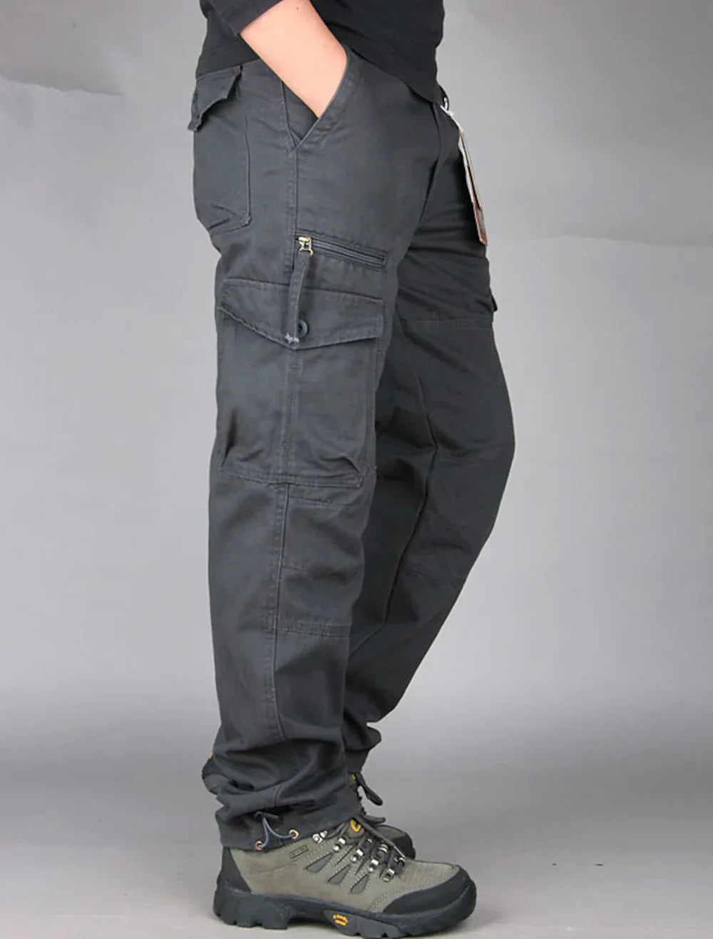 "Herren Cargohose in geradem Schnitt, mehrere Taschen, dunkelgrüne Farbe, ideal für Outdoor-Aktivitäten."