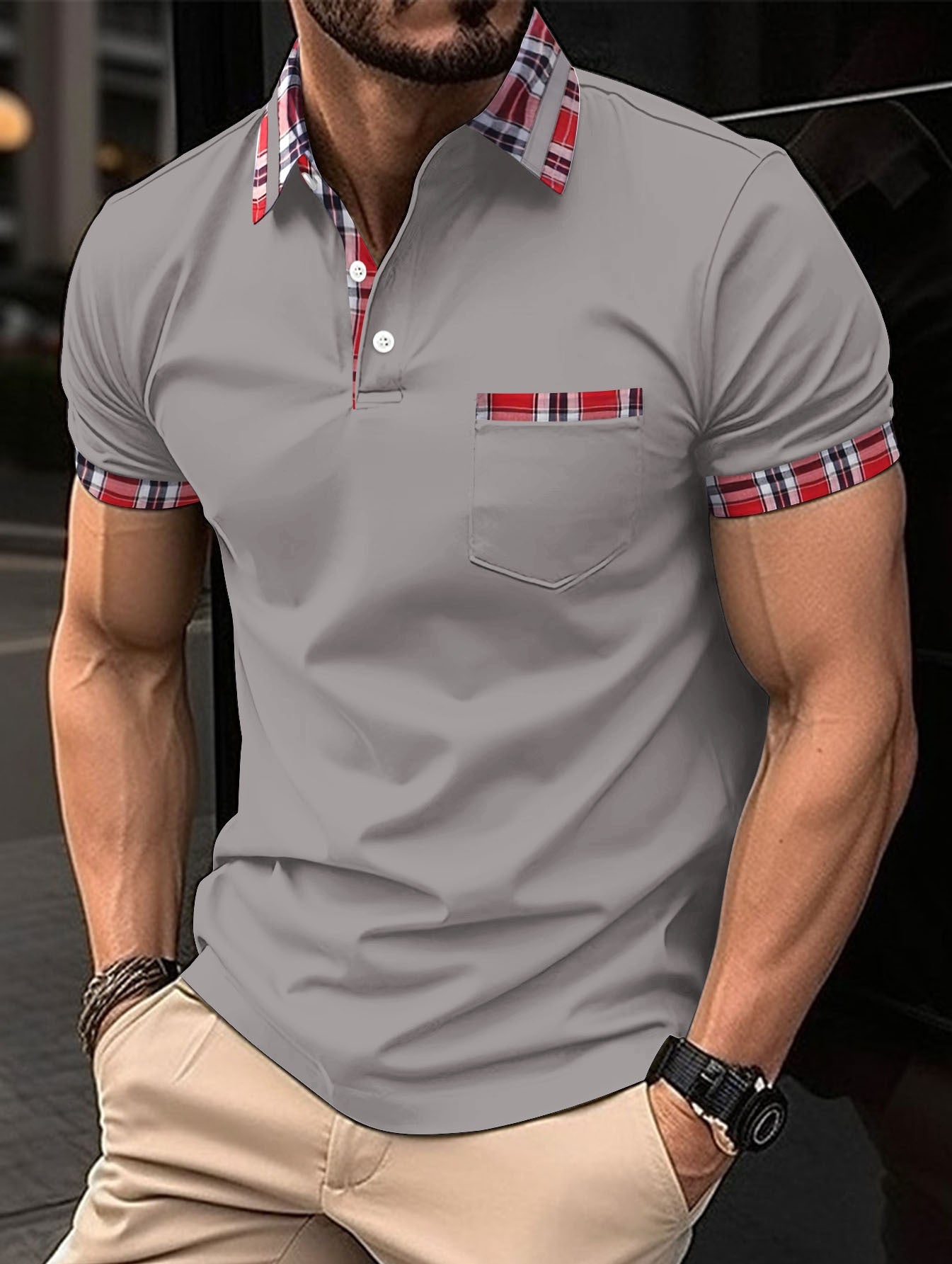 "Herren Poloshirt mit modernem Karo-Design und Brusttasche, seitliche Ansicht"