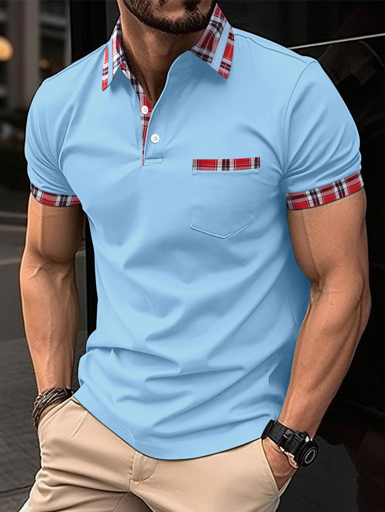 "Herren Poloshirt mit modernem Karo-Design und Brusttasche, seitliche Ansicht"