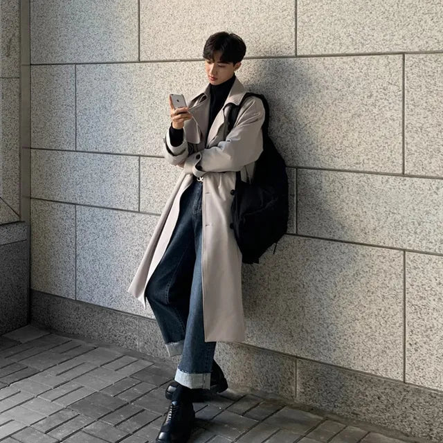 Herre Trenchcoat, lang, elegant, frontvisning, Vår 2023, tidløst design, stilig frakk for menn.