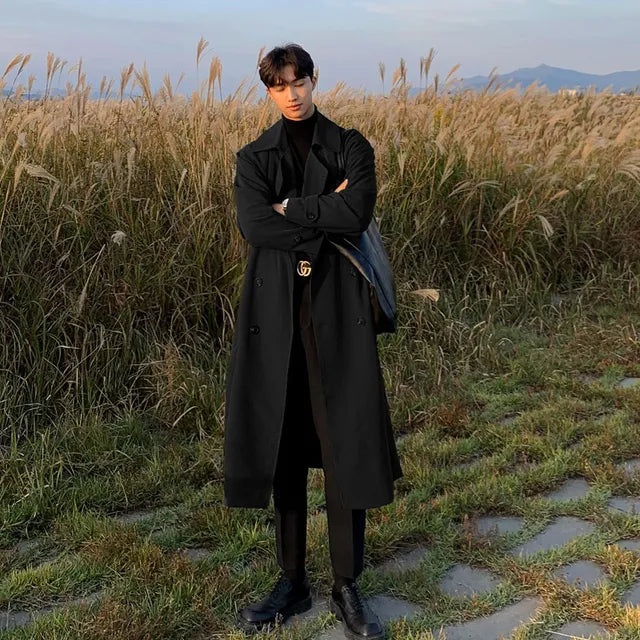 Herre Trenchcoat, lang, elegant, frontvisning, Vår 2023, tidløst design, stilig frakk for menn.