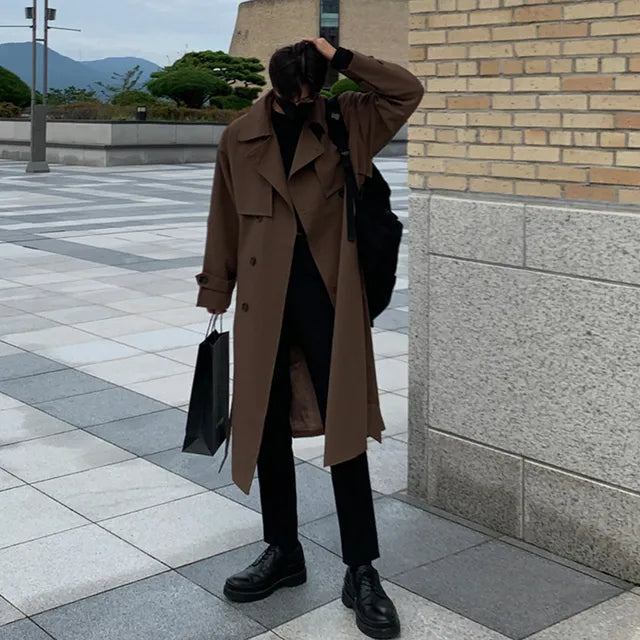 Herre Trenchcoat, lang, elegant, frontvisning, Vår 2023, tidløst design, stilig frakk for menn.