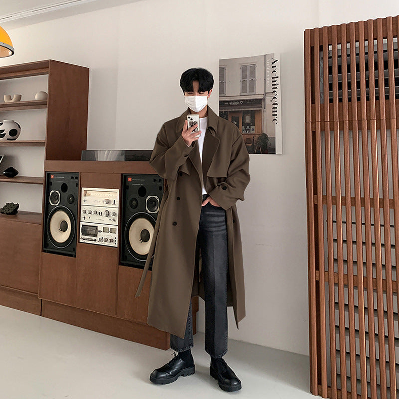 Herre Trenchcoat, lang, elegant, frontvisning, Vår 2023, tidløst design, stilig frakk for menn.