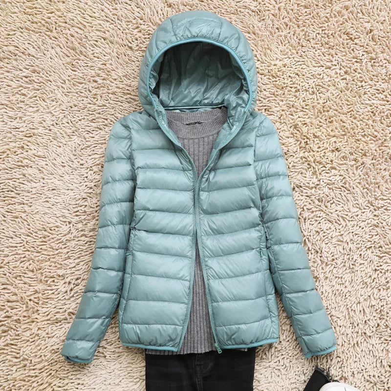 "Herren ultraleichte Daunenjacke Vorderansicht: zeitloser Stil, mit Kapuze und elastischen Ärmelabschlüssen, wasserabweisend.