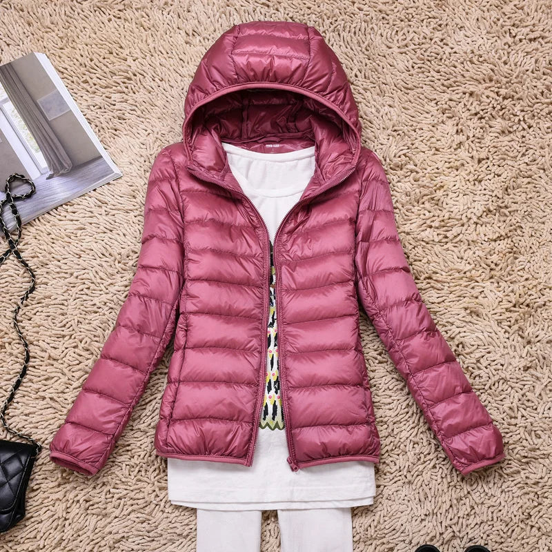 "Herren ultraleichte Daunenjacke Vorderansicht: zeitloser Stil, mit Kapuze und elastischen Ärmelabschlüssen, wasserabweisend.
