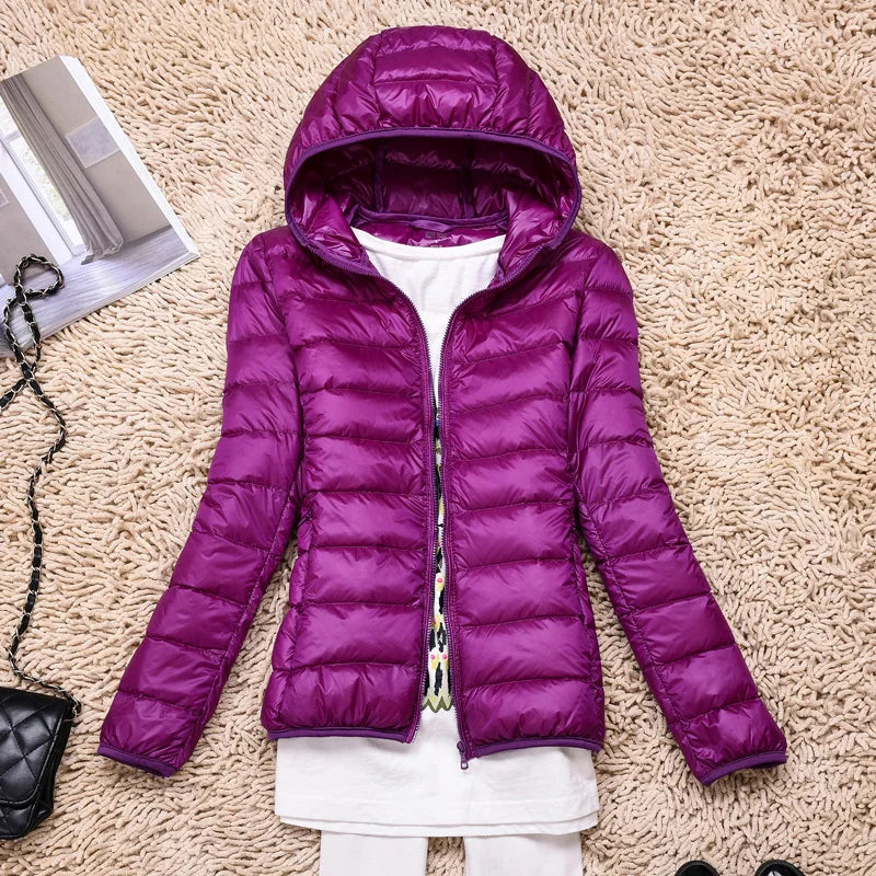 "Herren ultraleichte Daunenjacke Vorderansicht: zeitloser Stil, mit Kapuze und elastischen Ärmelabschlüssen, wasserabweisend.