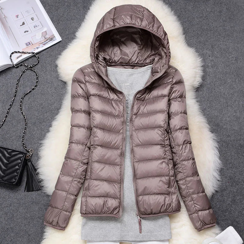 "Herren ultraleichte Daunenjacke Vorderansicht: zeitloser Stil, mit Kapuze und elastischen Ärmelabschlüssen, wasserabweisend.