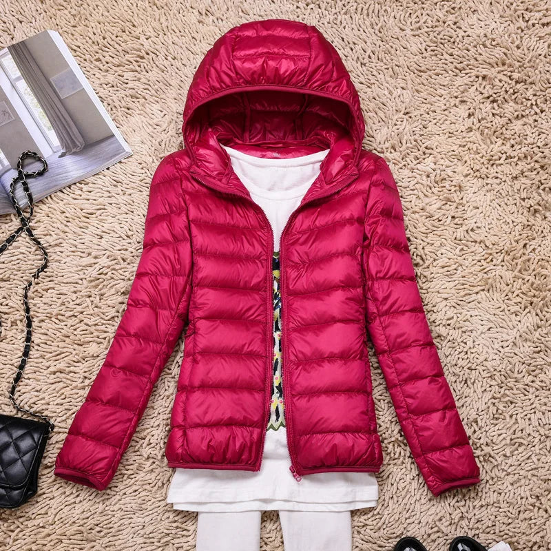 "Herren ultraleichte Daunenjacke Vorderansicht: zeitloser Stil, mit Kapuze und elastischen Ärmelabschlüssen, wasserabweisend.