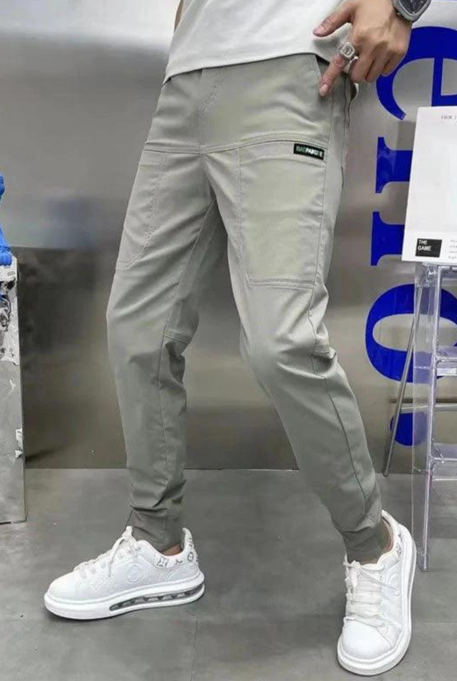 "Herrenhosen aus elastischem Material in klassischer Farbe, stilvoll und bequem mit Taschen für Flexibilität und Komfort."