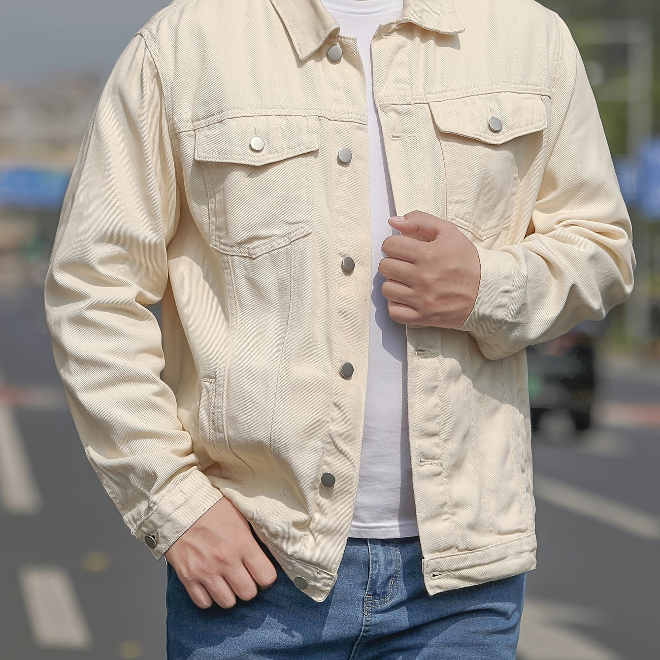 "Herrenjacke aus Baumwolle im Denim-Stil, vielseitig und bequem, ideal für lässige Anlässe."