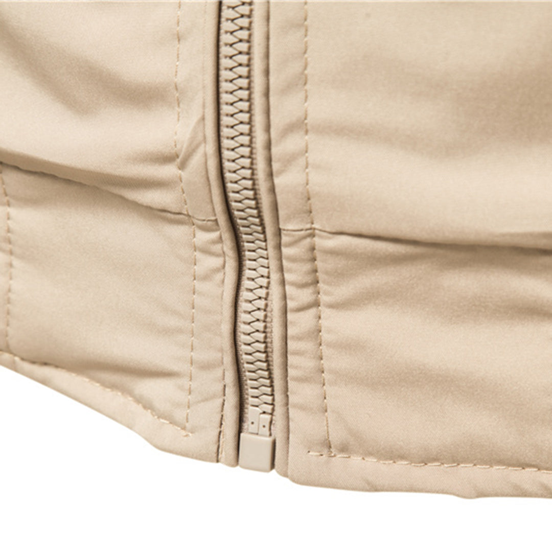 Herrenslimfit Bomberjacke mit Reißverschluss, Stehkragen in Armeegrün. Stilvoller urbaner Look, ideal für kühle Tage.