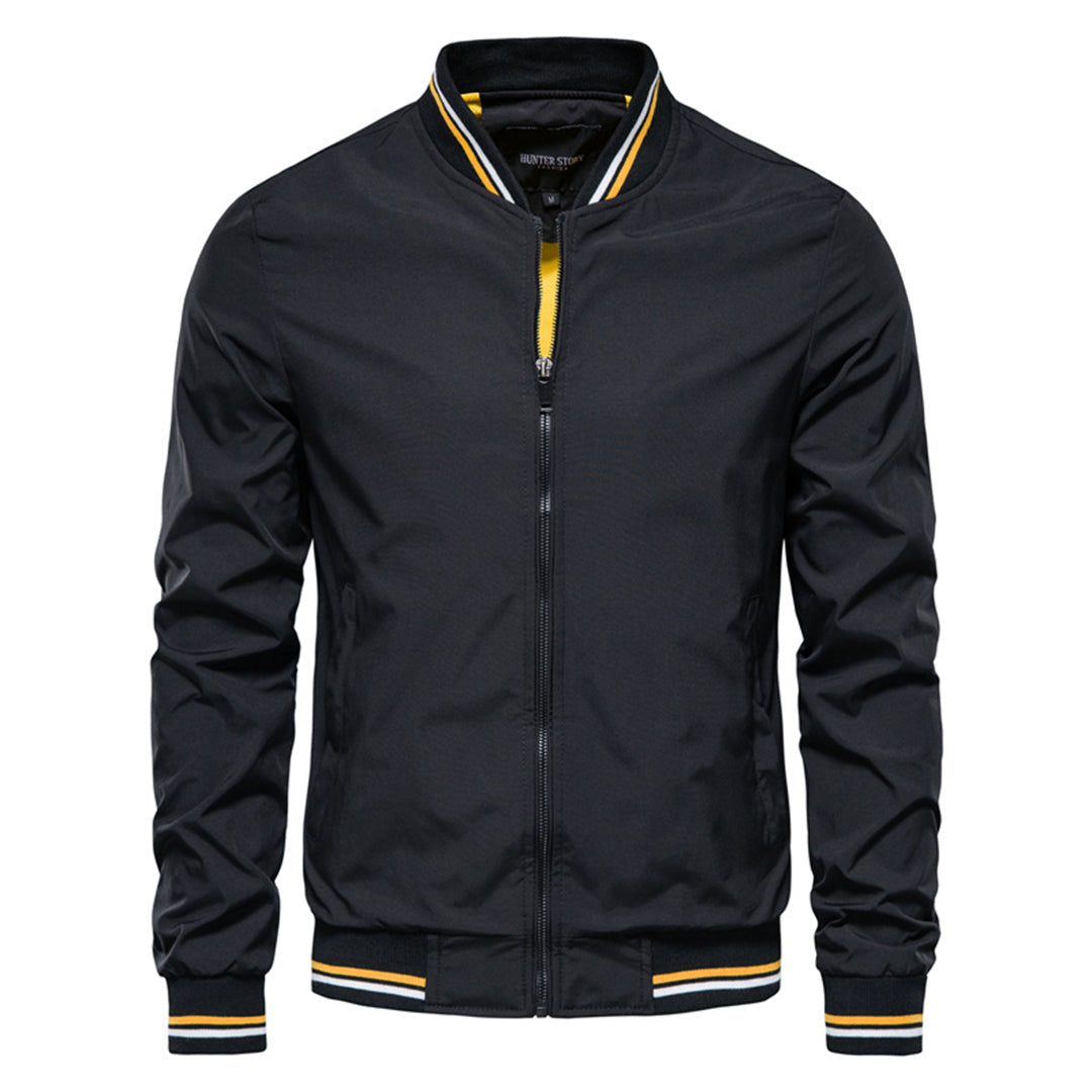 Herrenslimfit Bomberjacke mit Reißverschluss, Stehkragen in Armeegrün. Stilvoller urbaner Look, ideal für kühle Tage.
