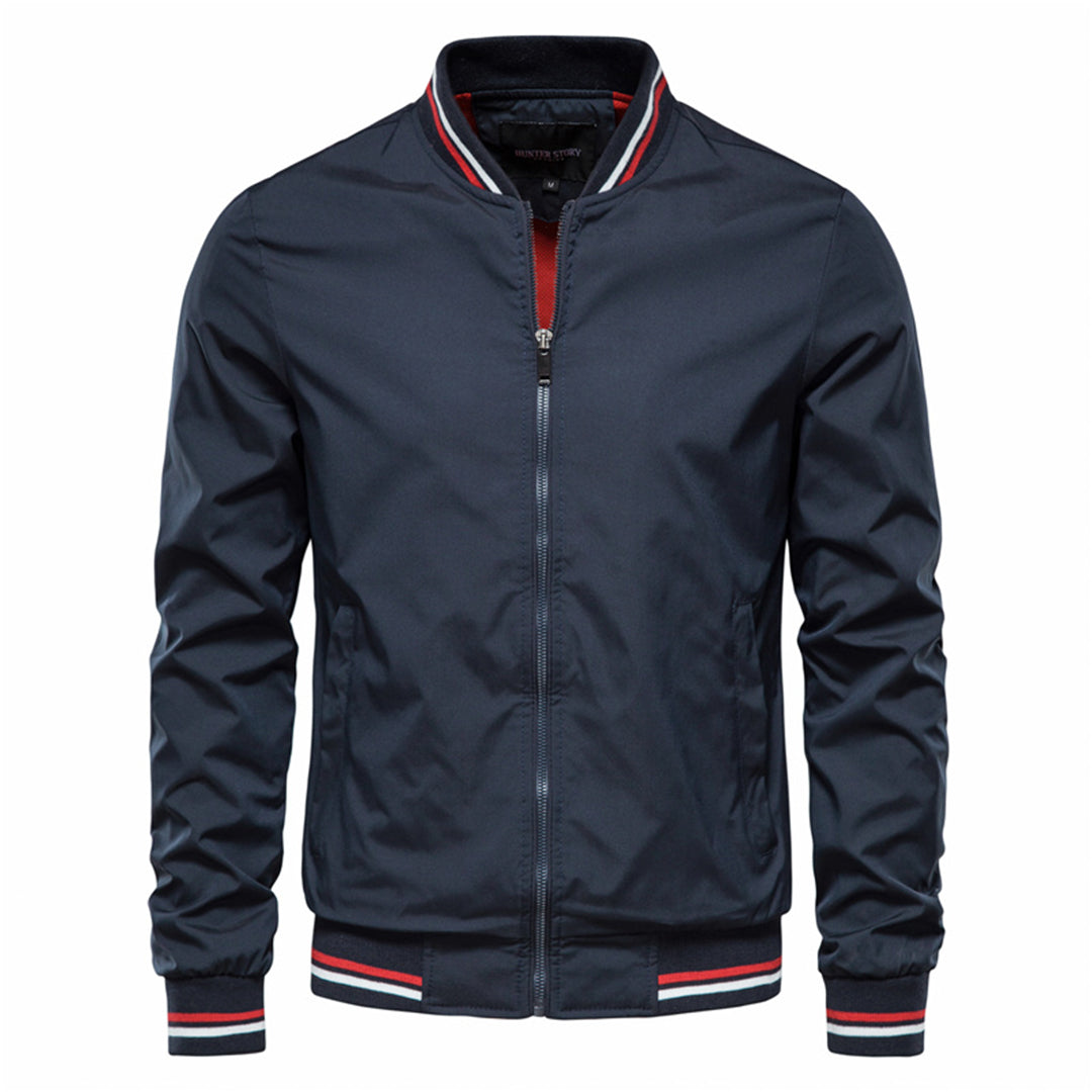 Herrenslimfit Bomberjacke mit Reißverschluss, Stehkragen in Armeegrün. Stilvoller urbaner Look, ideal für kühle Tage.