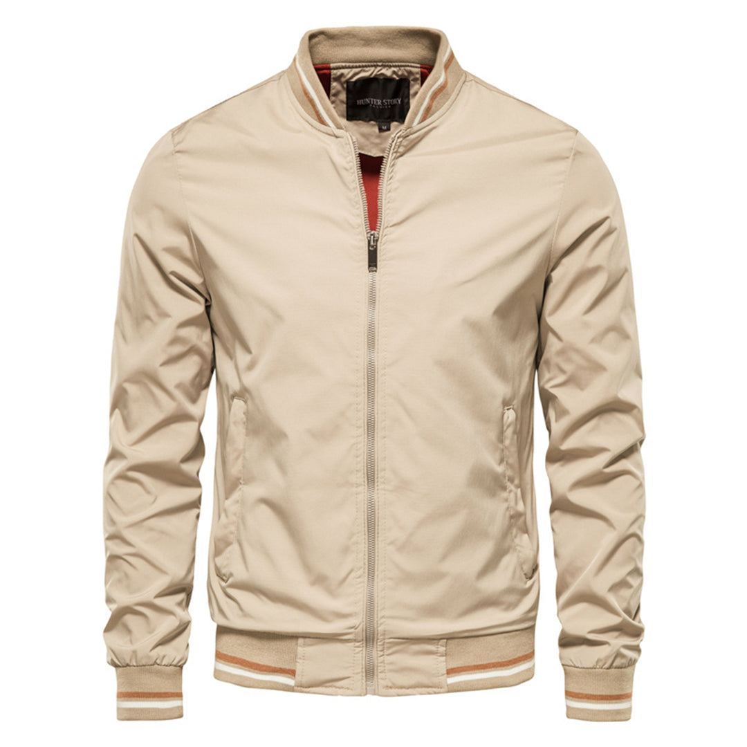 Herrenslimfit Bomberjacke mit Reißverschluss, Stehkragen in Armeegrün. Stilvoller urbaner Look, ideal für kühle Tage.
