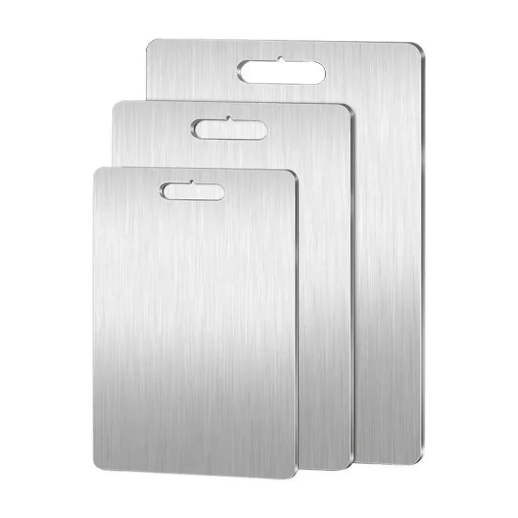 Høykvalitets skjærebrett i titan og rustfritt stål, robust, elegant, glatt overflate, optimal kjøkkenhygiene og funksjonalitet.