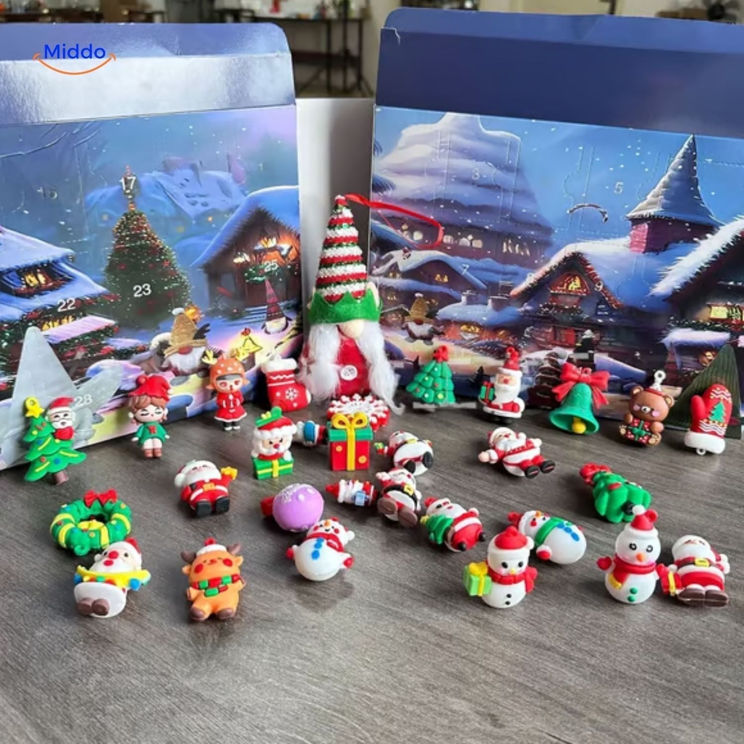 "HolidayHaven Adventskalender mit weihnachtlichen Plüsch-Gnomen und Miniaturhäusern, ideal für festliche Dekoration."