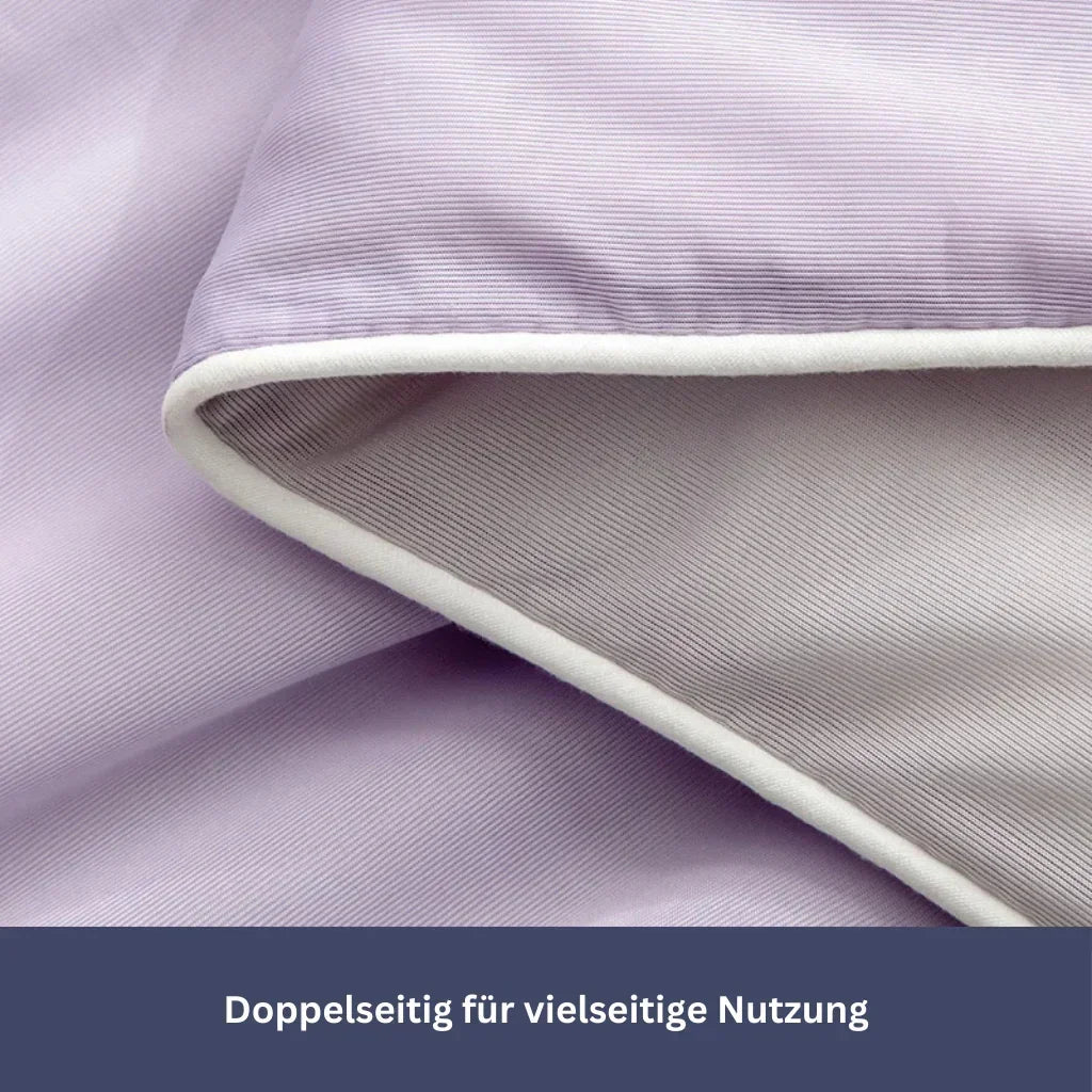 "Kühlende Sommerdecke in Himmelblau auf Bett, ideal für heiße Nächte, atmungsaktiv und hautfreundlich für erholsamen Schlaf."