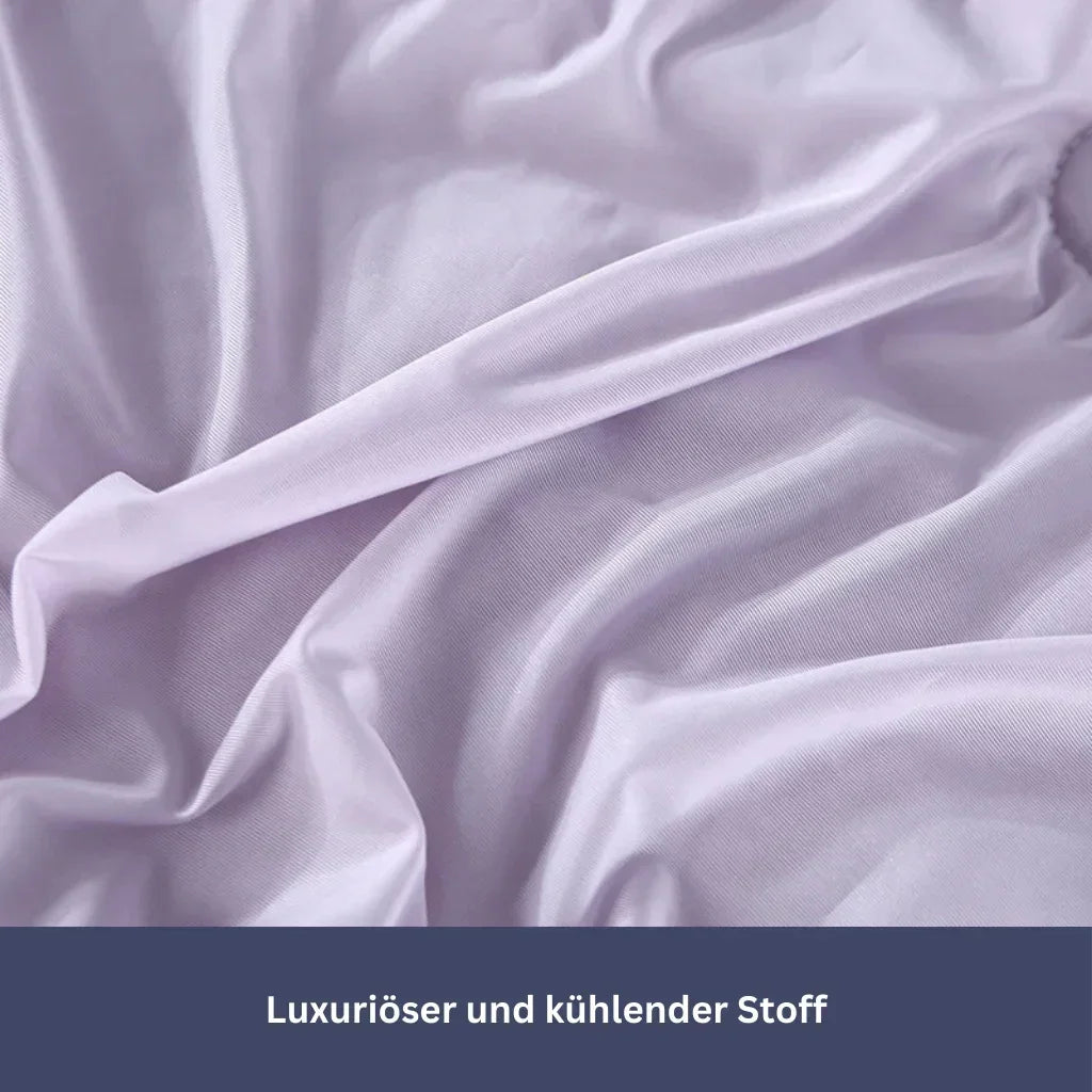 "Kühlende Sommerdecke in Himmelblau auf Bett, ideal für heiße Nächte, atmungsaktiv und hautfreundlich für erholsamen Schlaf."
