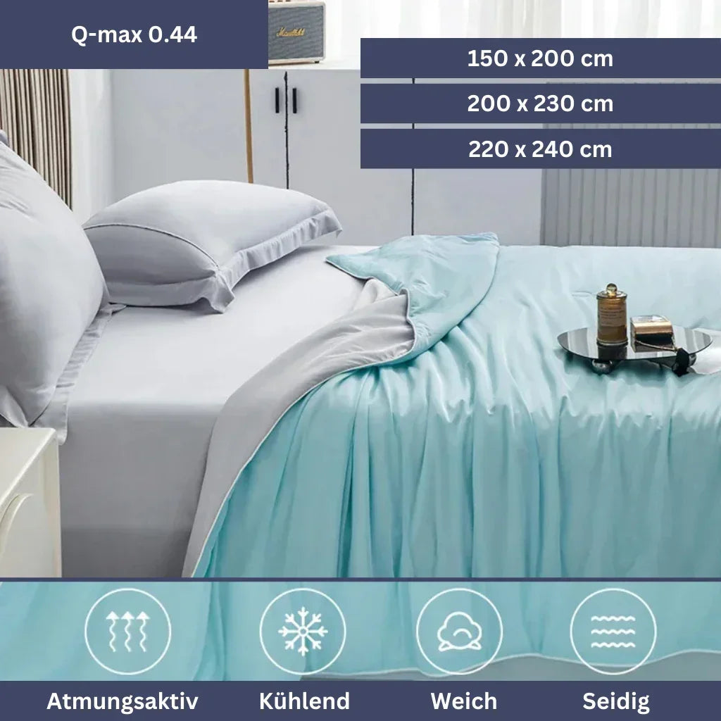"Kühlende Sommerdecke in Himmelblau auf Bett, ideal für heiße Nächte, atmungsaktiv und hautfreundlich für erholsamen Schlaf."