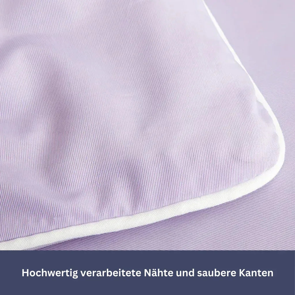 "Kühlende Sommerdecke in Himmelblau auf Bett, ideal für heiße Nächte, atmungsaktiv und hautfreundlich für erholsamen Schlaf."