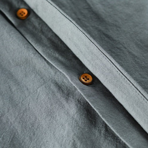 "Klassisches Katana Hemd, elegantes Design in Hellgrau, ideal für Frühling und Sommer, zeitloser Stil für jeden Anlass."