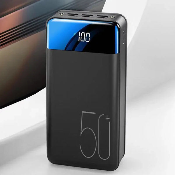 "Kompakte Powerbank 50.000 mAh, in Schwarz und Dunkelgrau, für schnelles Laden unterwegs, ideal für Reisen und Abenteuer."