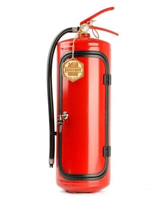 "Kreative versteckte Bar im Feuerlöscher-Design, ideal zur stilvollen Getränkelagerung in Wohn- oder Büroeinrichtungen."