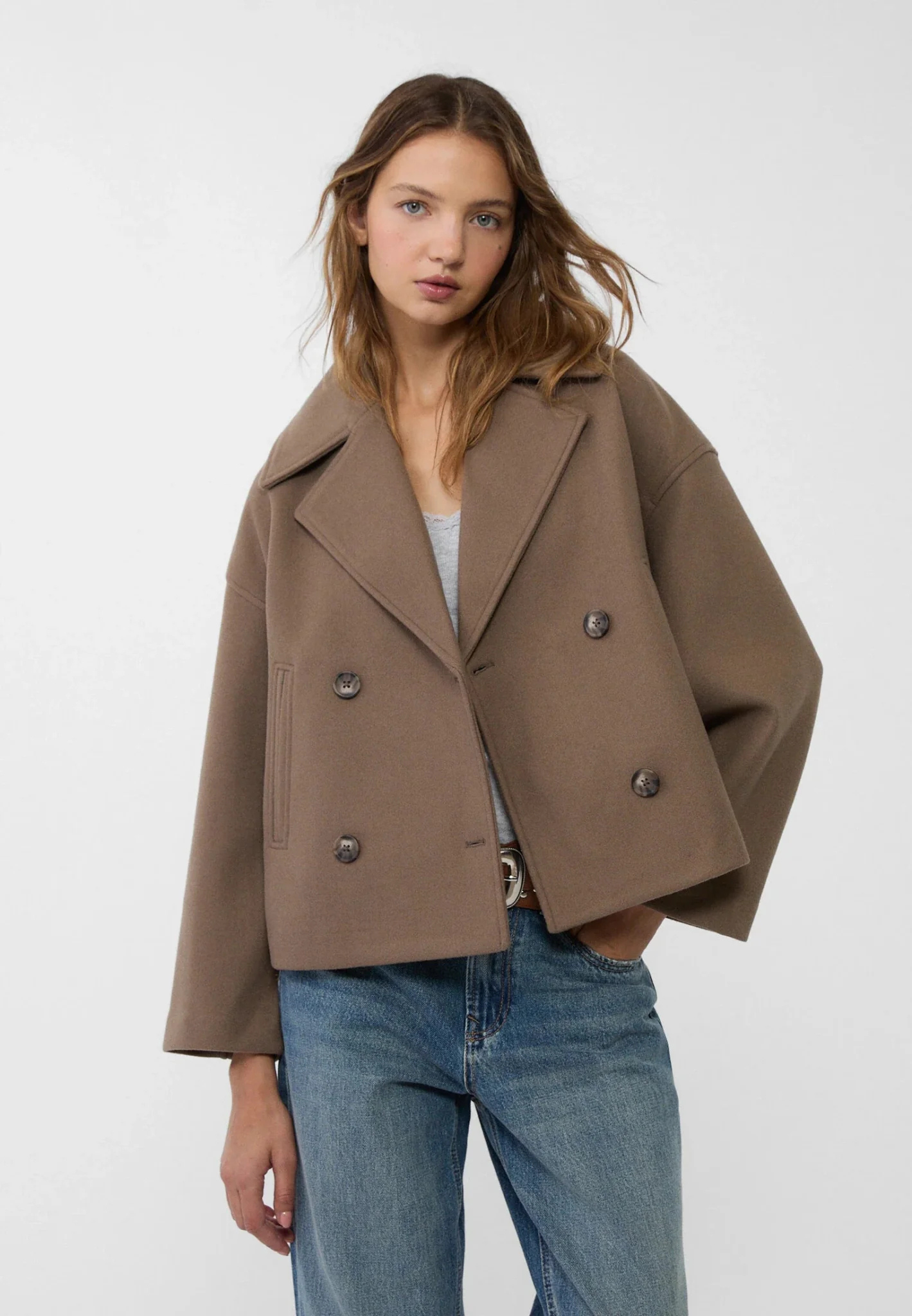 "Kurze elegante Damenjacke, auffälliger Kragen, doppelreihiger Knopfverschluss, vielseitige Farben, modische Silhouette"