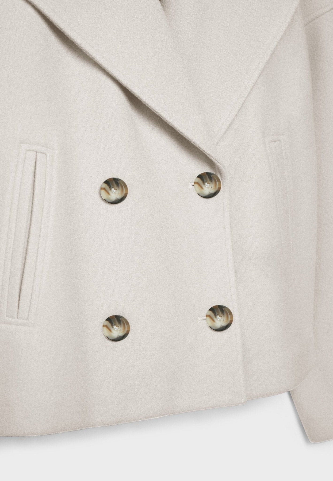 "Kurze elegante Damenjacke, auffälliger Kragen, doppelreihiger Knopfverschluss, vielseitige Farben, modische Silhouette"