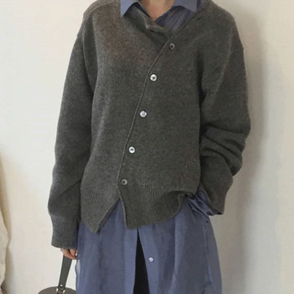 "Kuschelige Wickeljacke mit asymmetrischem Knopfdesign aus weich fallendem Polyester in elegantem Stil, Frauenmode"
