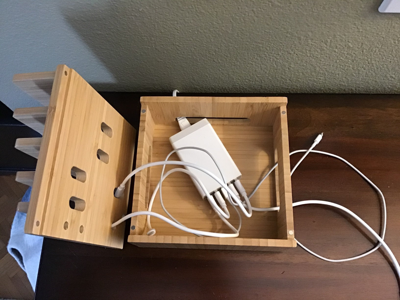 "Ladestation aus Bambus, 5-Port USB, elegantes Design, multifunktional, mit Kabelmanagement für Smartphones und mehr."