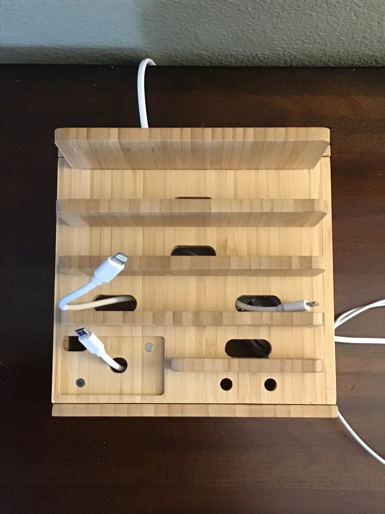 "Ladestation aus Bambus, 5-Port USB, elegantes Design, multifunktional, mit Kabelmanagement für Smartphones und mehr."