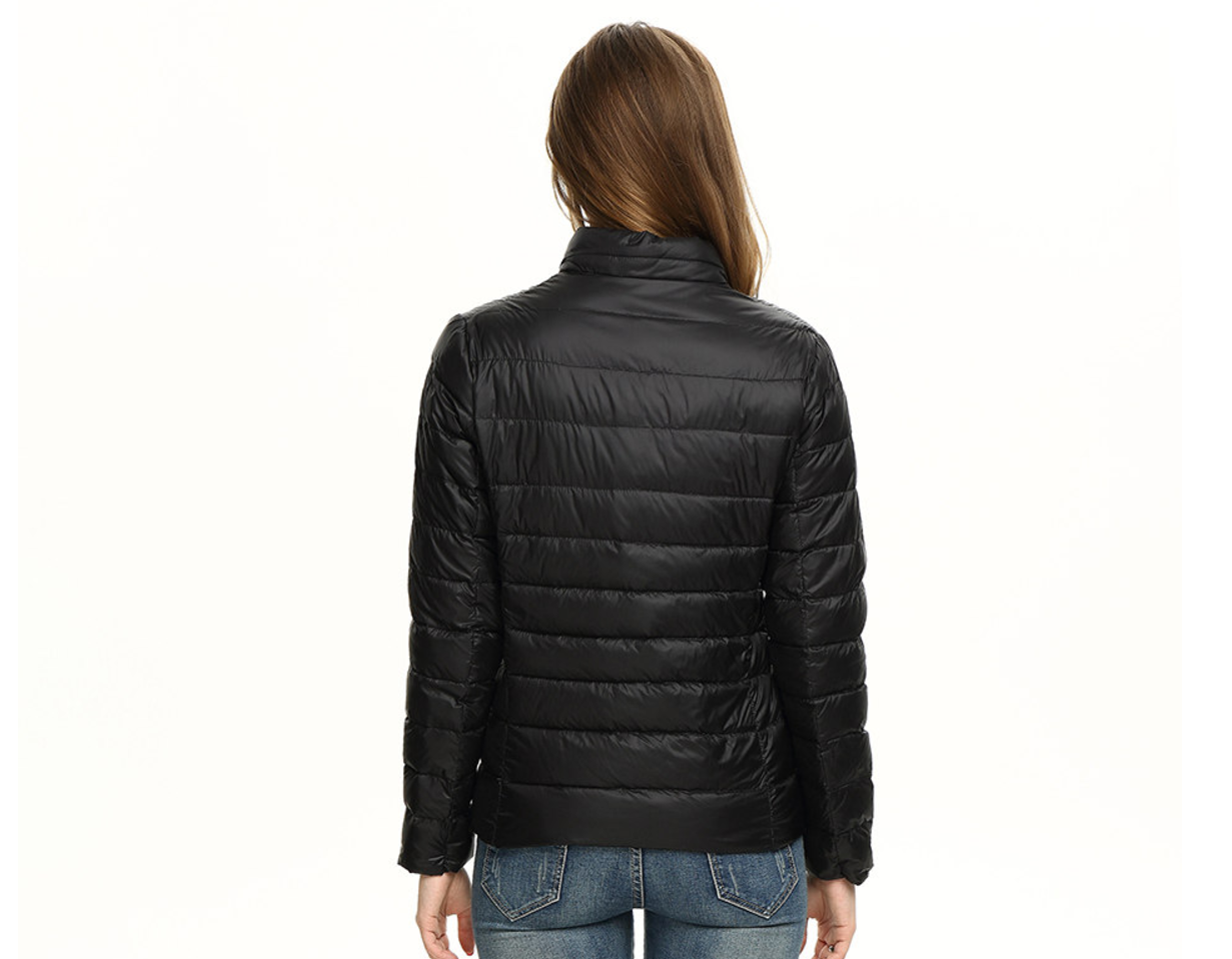 "Leichte Damen Daunenjacke in elegantem Design, perfekt für urbane Eleganz, erhältlich in vielseitigen Farboptionen."