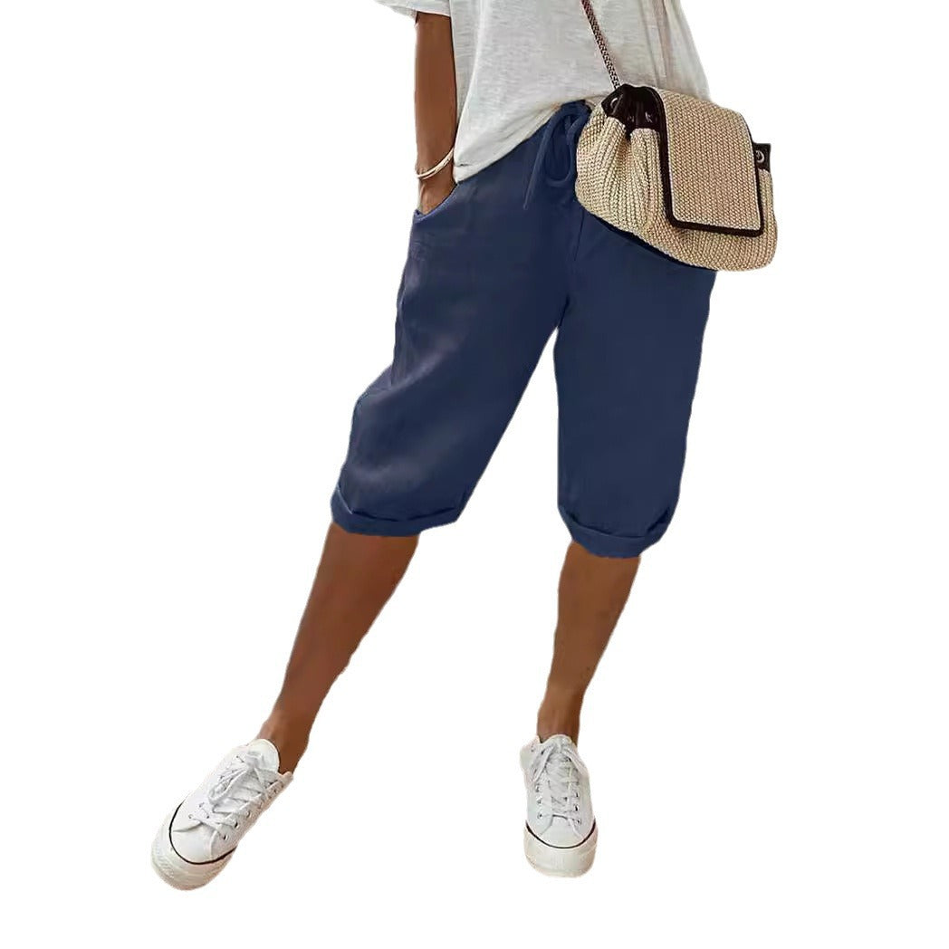 "Leichte Damenshorts mit elastischem Bund, atmungsaktives Material, umgeschlagene Hosenbeine für sommerlichen Stil."